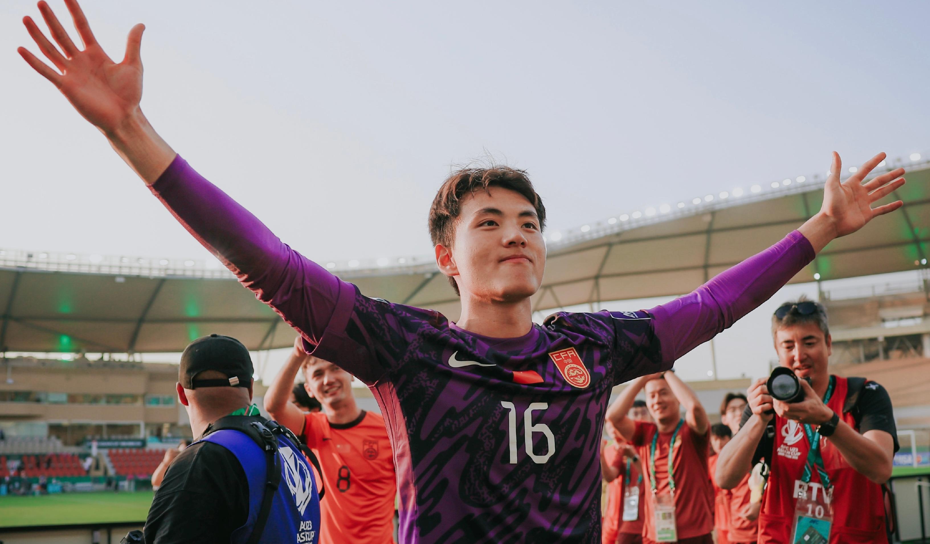 完美世界-李昊引中超豪门哄抢！3支球队欲出手，身价2000万，切尔西在关注