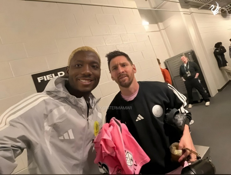 完美世界对战平台-纳什维尔后卫赛后拿到梅西球衣，社媒晒照：无比自豪